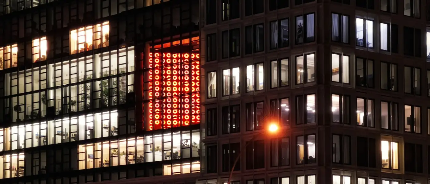 Fachada de un edificio iluminada de noche