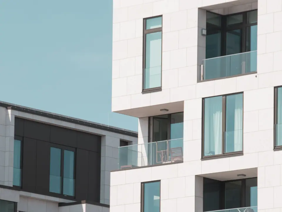 Fachada de edificio residencial moderno con balcones